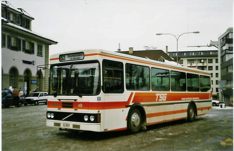 (029'324) - STI Thun - Nr. 6/BE 26'667 - Volvo/FHS (ex TSG Blumenstein Nr. 6) am 14. Februar 1999 beim Bahnhof Thun