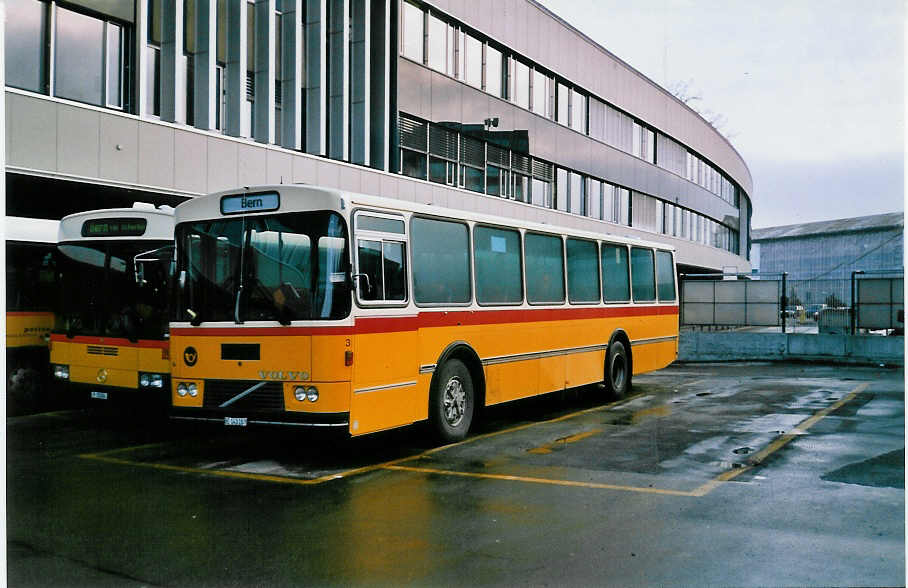 (029'730) - Steiner, Ortschwaben - Nr. 3/BE 143'287 - Volvo/Lauber am 1. Mrz 1999 in Bern, Postautostation