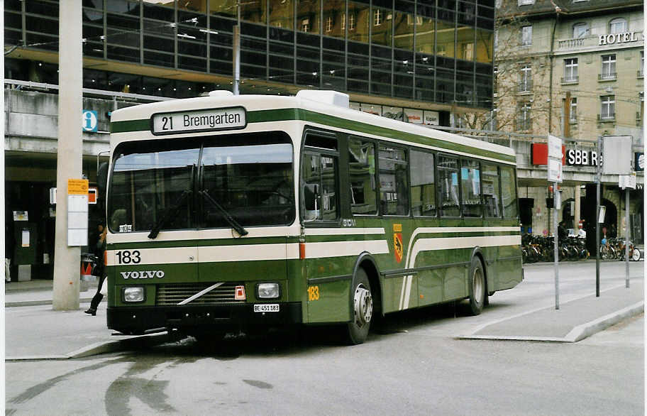 (029'821) - SVB Bern - Nr. 183/BE 451'183 - Volvo/Gangloff am 1. Mrz 1999 beim Bahnhof Bern