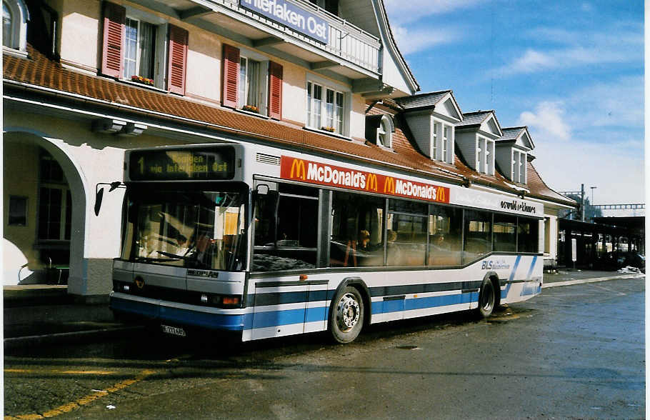 (029'903) - AAGI Interlaken - Nr. 35/BE 272'685 - Neoplan am 6. Mrz 1999 beim Bahnhof Interlaken Ost