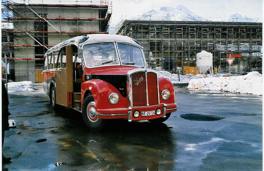 (029'904) - ASKA Aeschi - Nr. 9/BE 26'724 - Saurer/R&J am 6. Mrz 1999 beim Bahnhof Interlaken Ost