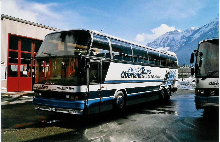 (029'908) - AAGI Interlaken - Nr. 23/BE 307'458 - Neoplan am 6. Mrz 1999 in Interlaken, Garage