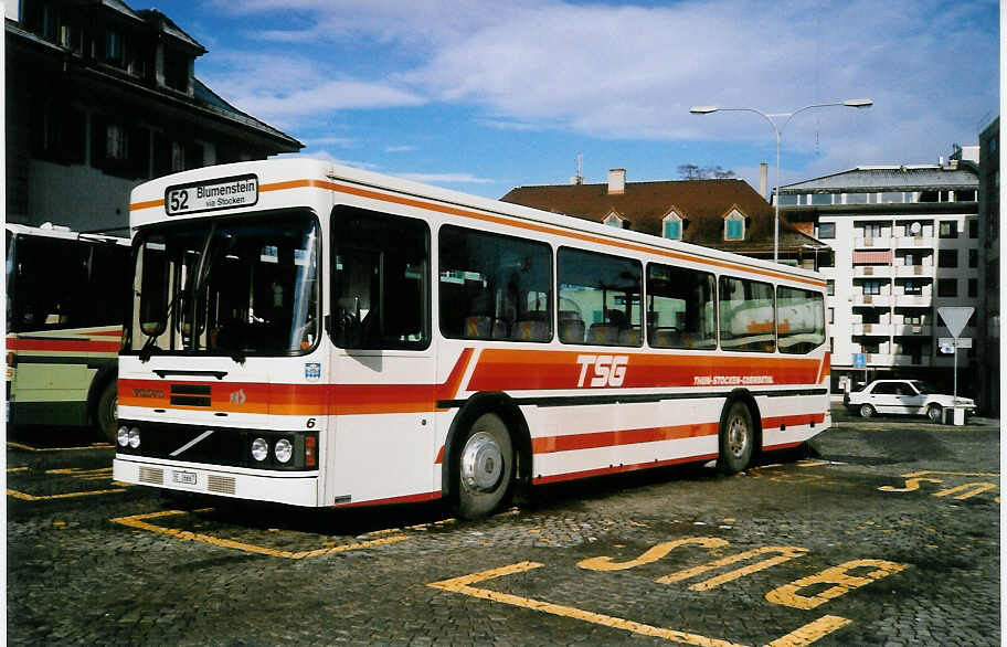 (030'007) - STI Thun - Nr. 6/BE 26'667 - Volvo/FHS (ex TSG Blumenstein Nr. 6) am 7. Mrz 1999 beim Bahnhof Thun