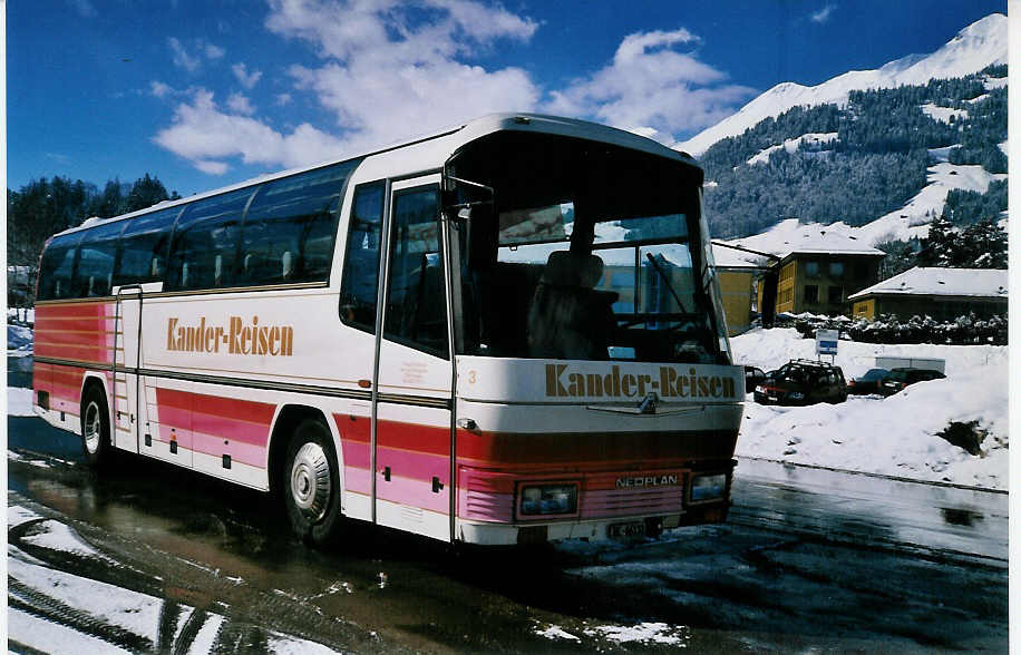 (030'012) - Kander-Reisen, Frutigen - Nr. 3/BE 66'132 - Neoplan am 7. Mrz 1999 beim Bahnhof Frutigen