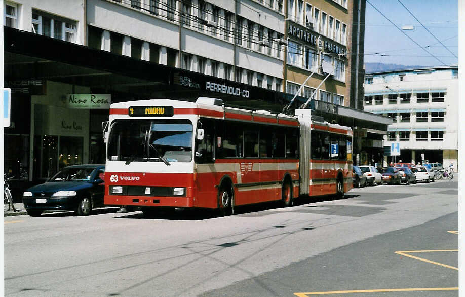 (030'035) - VB Biel - Nr. 63 - Volvo/R&J Gelenktrolleybus am 13. Mrz 1999 beim Bahnhof Biel