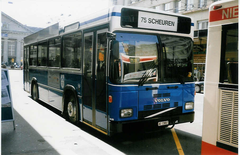 (030'106) - Binggeli, Studen - BE 73'987 - Volvo/Lauber (ex SBC Chur Nr. 16; ex Roth, Chur Nr. 29) am 13. Mrz 1999 beim Bahnhof Biel