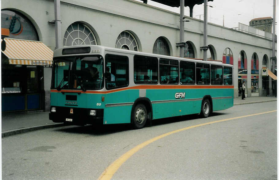 (030'627) - GFM Fribourg - Nr. 53/FR 436 - Volvo/R&J am 3. April 1999 beim Bahnhof Fribourg