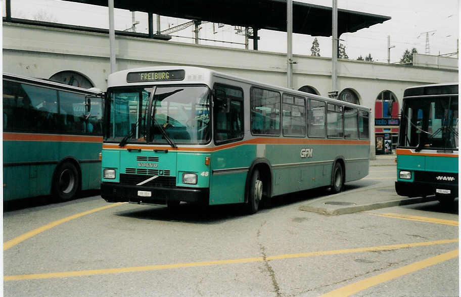 (030'632) - GFM Fribourg - Nr. 48/FR 353 - Volvo/R&J am 3. April 1999 beim Bahnhof Fribourg