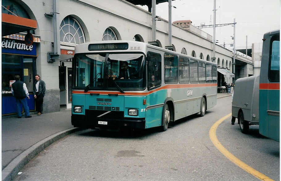 (030'702) - GFM Fribourg - Nr. 27/FR 361 - Volvo/R&J am 3. April 1999 beim Bahnhof Fribourg