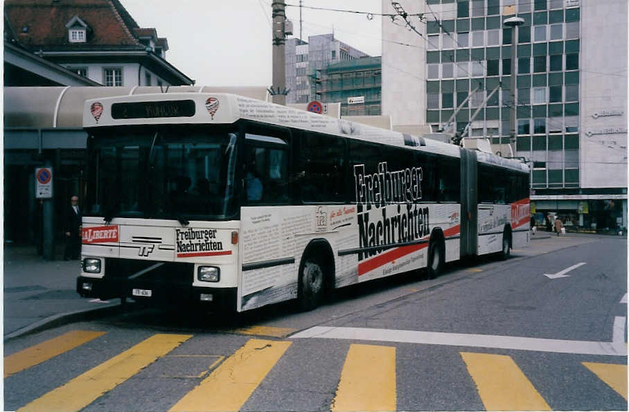 (030'718) - TF Fribourg - Nr. 105/FR 636 - Volvo/Hess Gelenkduobus am 3. April 1999 beim Bahnhof Fribourg