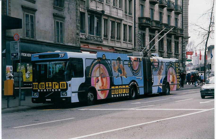 (030'720) - TF Fribourg - Nr. 109/FR 641 - Volvo/Hess Gelenkduobus am 3. April 1999 beim Bahnhof Fribourg