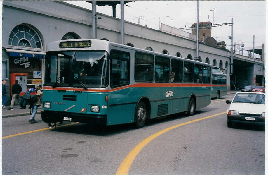 (030'721) - GFM Fribourg - Nr. 84/FR 398 - Volvo/Lauber am 3. April 1999 beim Bahnhof Fribourg