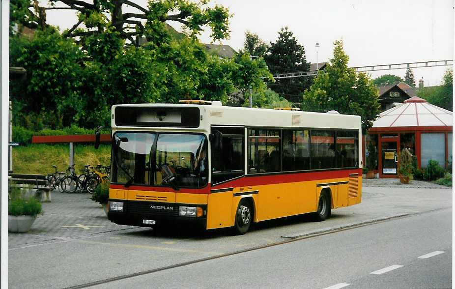 (032'236) - Gurtner, Worb - Nr. 6/BE 29'981 - Neoplan am 26. Juni 1999 beim Bahnhof Grosshchstetten