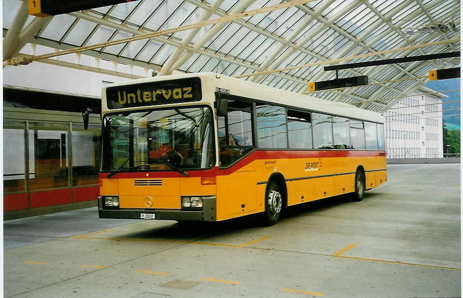 (032'715) - PTT-Regie - P 25'207 - Mercedes (ex Kistler, Reichenburg Nr. 1) am 26. Juni 1999 in Chur, Postautostation