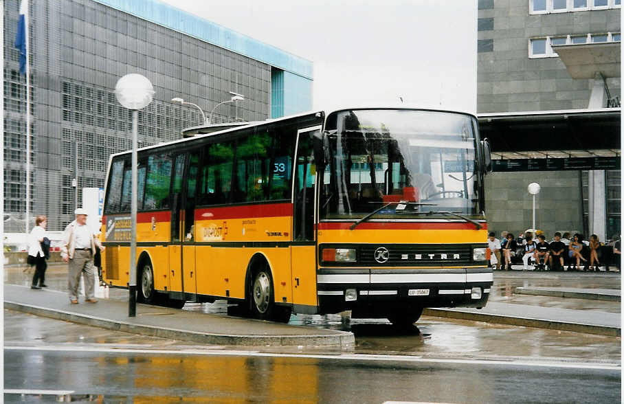 (033'002) - Stirnimann, Neuenkirch - Nr. 43/LU 15'067 - Setra am 27. Juni 1999 beim Bahnhof Luzern