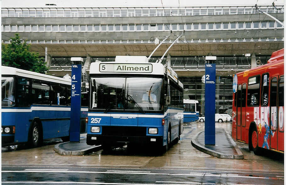 (033'008) - VBL Luzern - Nr. 257 - NAW/R&J-Hess Trolleybus am 27. Juni 1999 beim Bahnhof Luzern