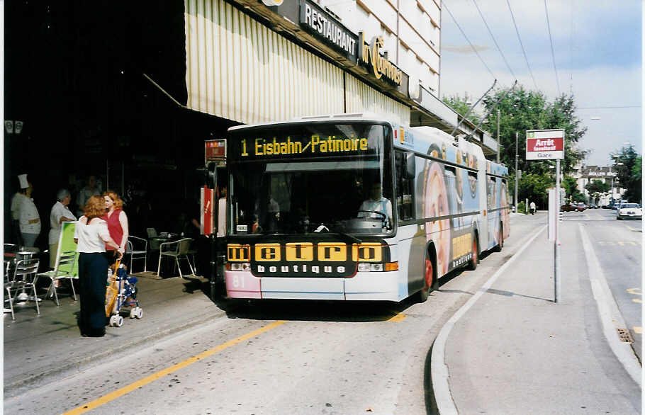 (033'122) - VB Biel - Nr. 81 - NAW/Hess Gelenktrolleybus am 5. Juli 1999 beim Bahnhof Biel