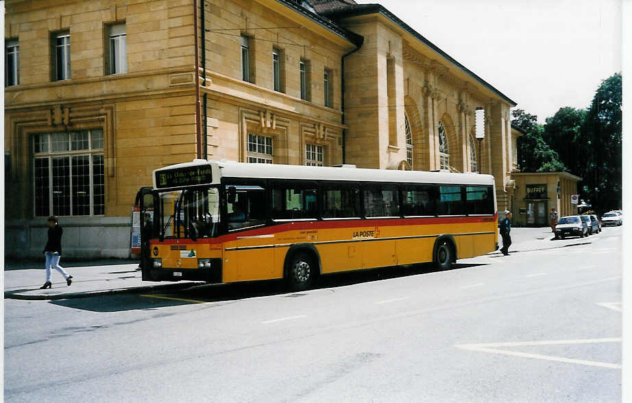 (033'328) - PTT-Regie - P 25'347 - Mercedes/R&J am 6. Juli 1999 beim Bahnhof La Chaux-de-Fonds