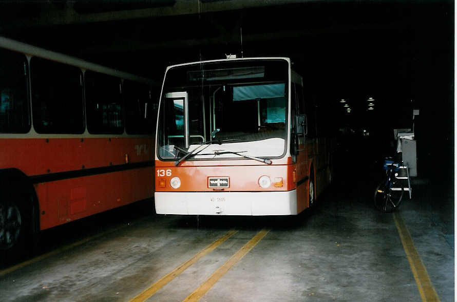 (033'605) - TL Lausanne - Nr. 136/VD 1605 - Van Hool am 7. Juli 1999 in Lausanne, Dpt Borde