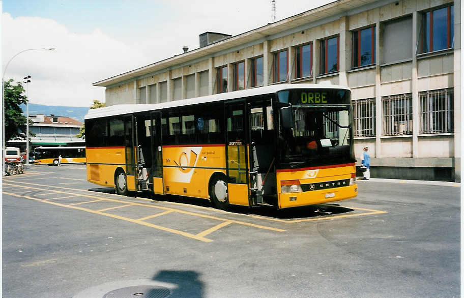 (033'826) - PTT-Regie - P 25'371 - Setra am 8. Juli 1999 beim Bahnhof Yverdon