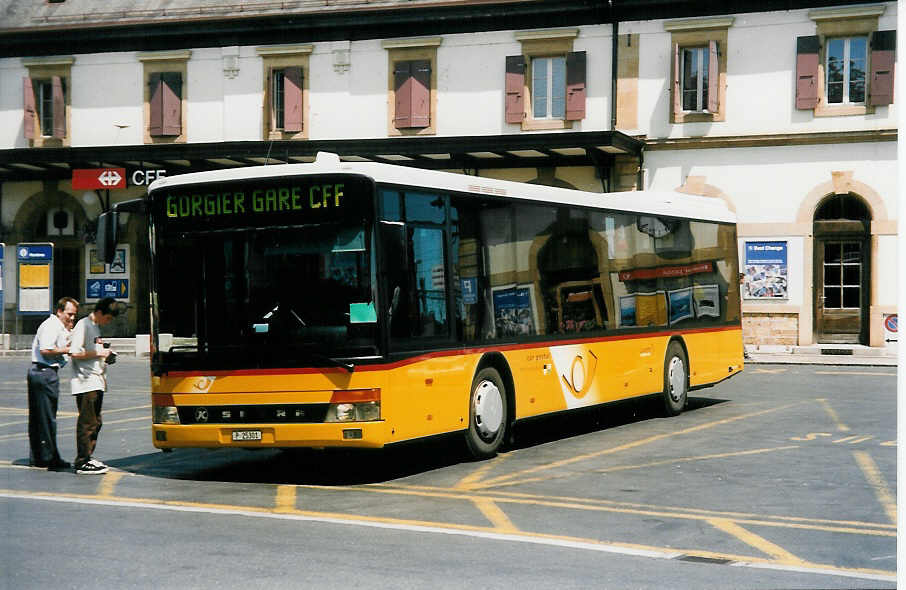 (033'827) - PTT-Regie - P 25'301 - Setra am 8. Juli 1999 beim Bahnhof Yverdon