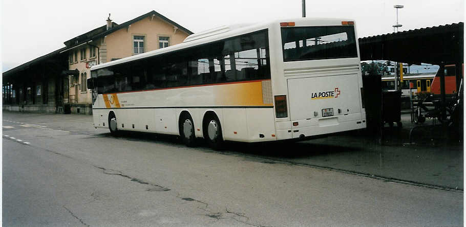 (033'917) - PTT-Regie - P 27'812 - Setra am 9. Juli 1999 beim Bahnhof Delmont