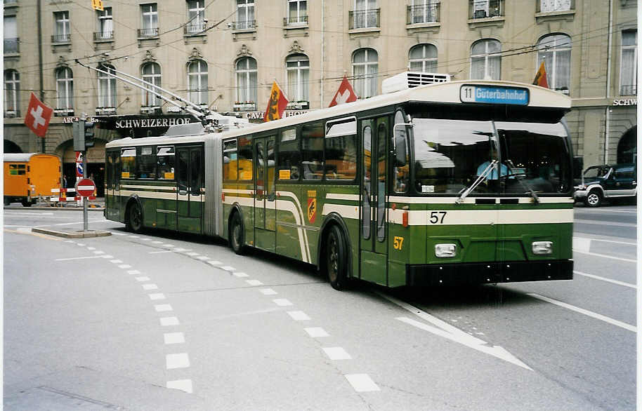 (034'119) - SVB Bern - Nr. 57 - FBW/Hess Gelenktrolleybus am 12. Juli 1999 beim Bahnhof Bern