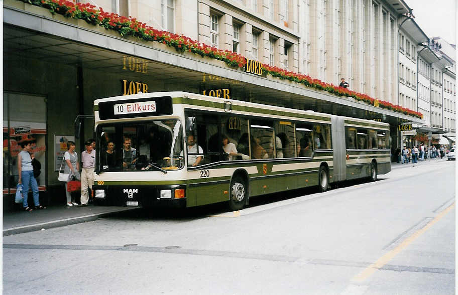 (034'126) - SVB Bern - Nr. 220/BE 513'220 - MAN am 12. Juli 1999 beim Bahnhof Bern