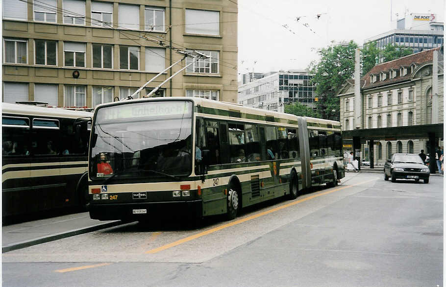 (034'127) - SVB Bern - Nr. 247/BE 518'247 - Van Hool am 12. Juli 1999 beim Bahnhof Bern