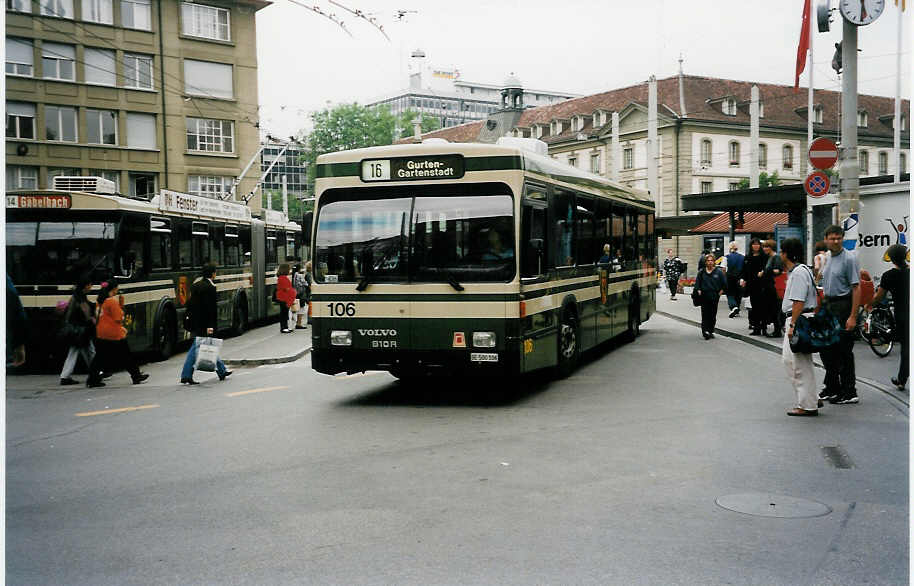 (034'128) - SVB Bern - Nr. 106/BE 500'106 - Volvo/R&J am 12. Juli 1999 beim Bahnhof Bern