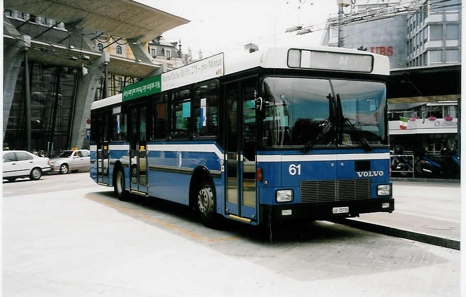 (034'205) - VBL Luzern - Nr. 61/LU 15'730 - Volvo/Hess am 13. Juli 1999 beim Bahnhof Luzern