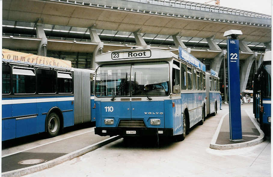 (034'317) - VBL Luzern - Nr. 110/LU 15'075 - Volvo/Hess am 13. Juli 1999 beim Bahnhof Luzern