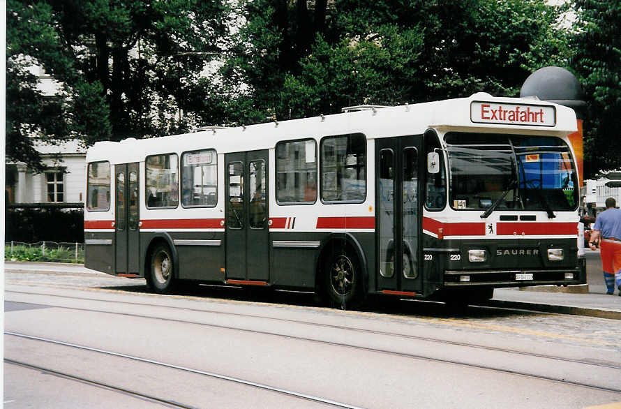 (034'726) - VBSG St. Gallen - Nr. 220/SG 141'220 - Saurer/Hess am 19. Juli 1999 beim Bahnhof St. Gallen