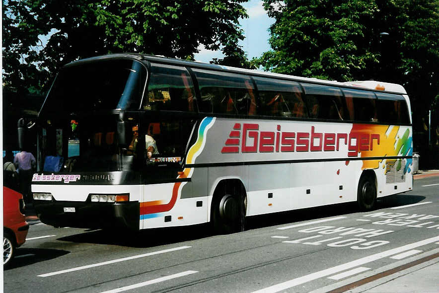 (034'834) - Geissberger, Zrich - ZH 77'411 - Neoplan am 26. Juli 1999 beim Bahnhof Luzern