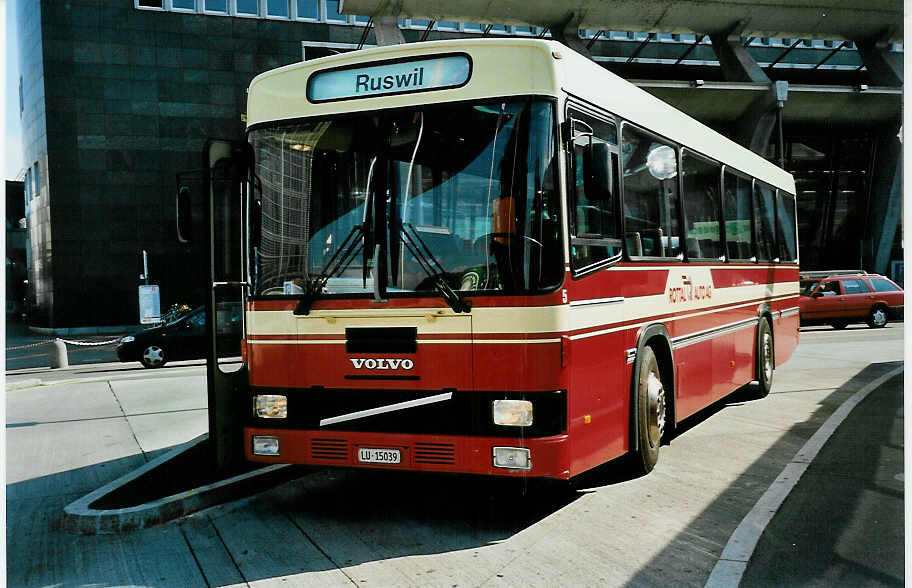 (034'923) - ARAG Ruswil - Nr. 5/LU 15'039 - Volvo/Lauber am 26. Juli 1999 beim Bahnhof Luzern