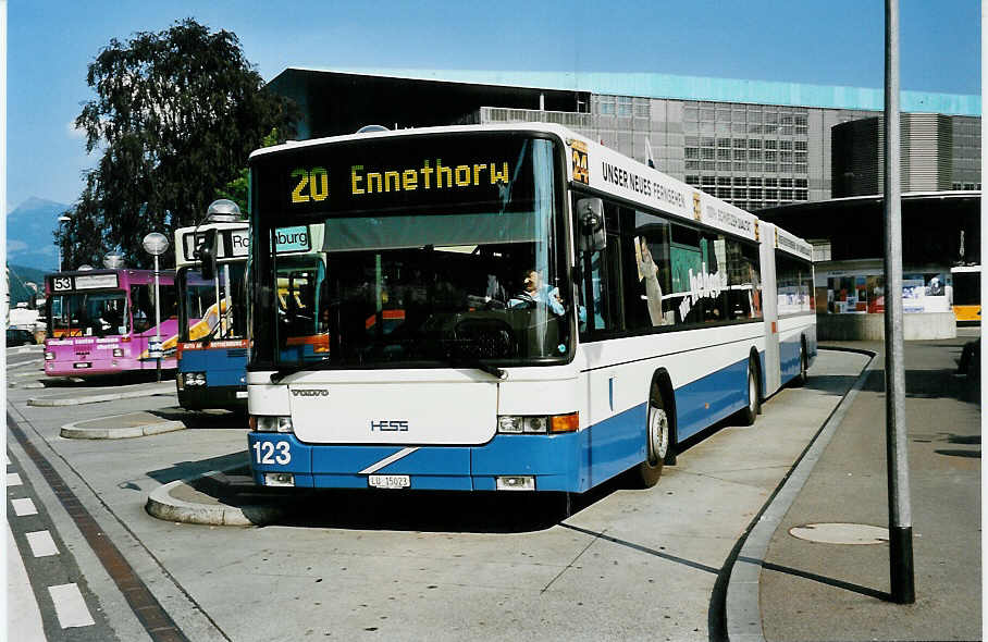 (034'926) - VBL Luzern - Nr. 123/LU 15'023 - Volvo/Hess am 26. Juli 1999 beim Bahnhof Luzern