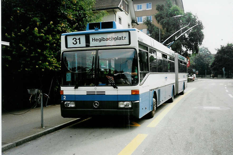 (035'021) - VBZ Zrich - Nr. 2 - Mercedes Gelenktrolleybus am 4. August 1999 beim Bahnhof Schlieren