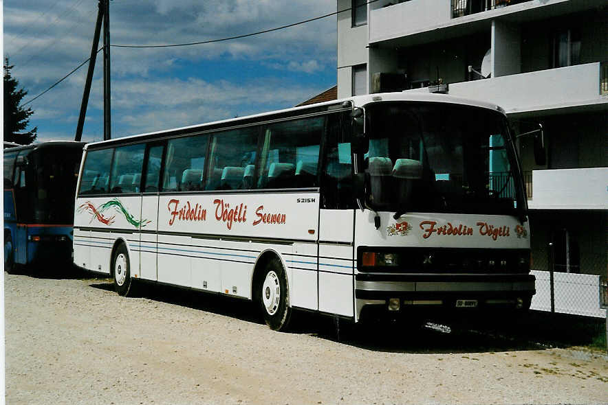 (035'206) - Vgtli F., Seewen - SO 80'891 - Setra am 8. August 1999 beim Bahnhof Saignelgier