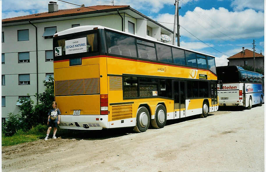 (035'209) - PTT-Regie - P 27'805 - Neoplan am 8. August 1999 beim Bahnhof Saignelgier