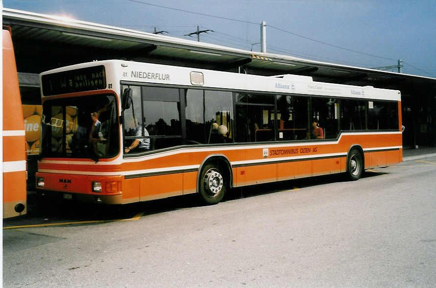 (036'009) - SOO Olten - Nr. 81/SO 118'322 - MAN am 28. August 1999 beim Bahnhof Olten