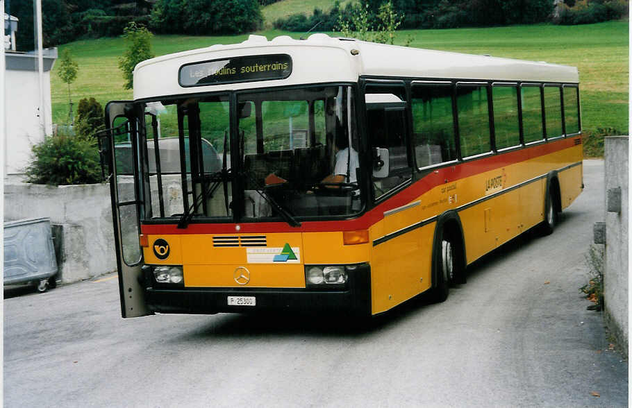 (036'804) - PTT-Regie - P 25'300 - Mercedes/R&J am 12. September 1999 in Les Brenets, Carparkplatz NLB