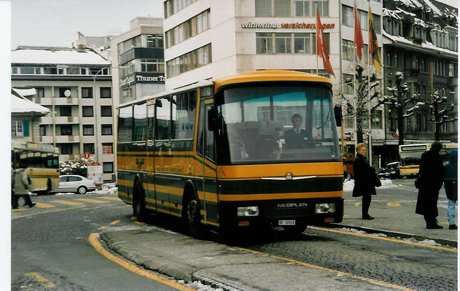 (037'733) - AvH Heimenschwand - Nr. 4/BE 26'508 - Neoplan/Lauber am 22. November 1999 beim Bahnhof Thun