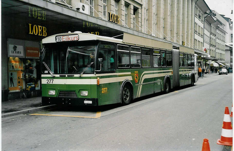 (037'814) - SVB Bern - Nr. 277/BE 339'277 - FBW/Hess-R&J am 25. November 1999 beim Bahnhof Bern