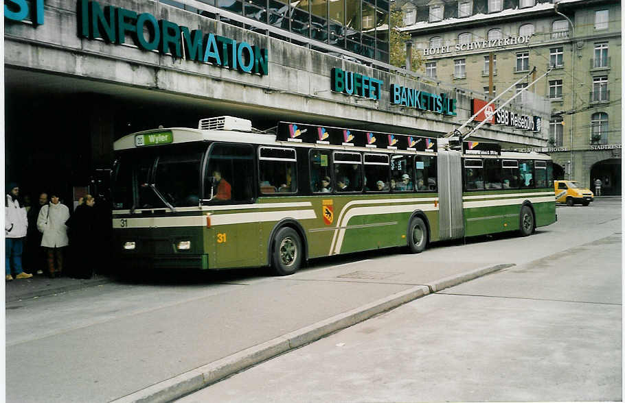 (037'823) - SVB Bern - Nr. 31 - FBW/Hess Gelenktrolleybus am 25. November 1999 beim Bahnhof Bern