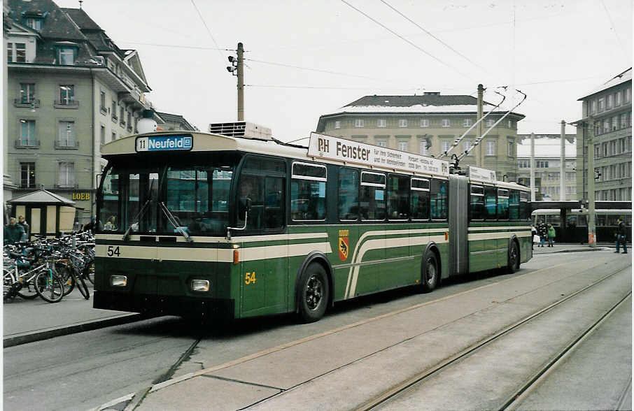 (037'831) - SVB Bern - Nr. 54 - FBW/Hess Gelenktrolleybus am 25. November 1999 beim Bahnhof Bern