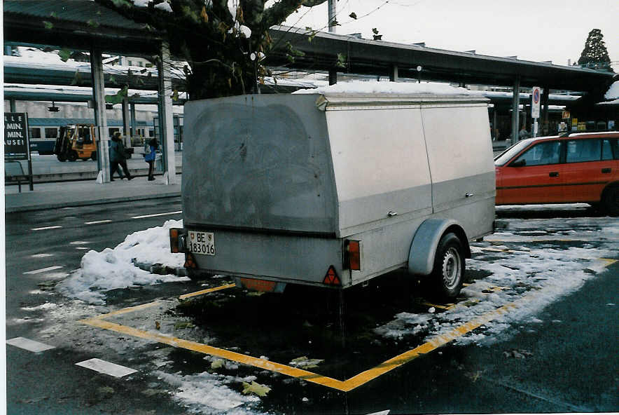 (037'930) - ASKA Aeschi - Nr. 1/BE 183'016 - Wiederkehr Gepckanhnger am 27. November 1999 beim Bahnhof Spiez