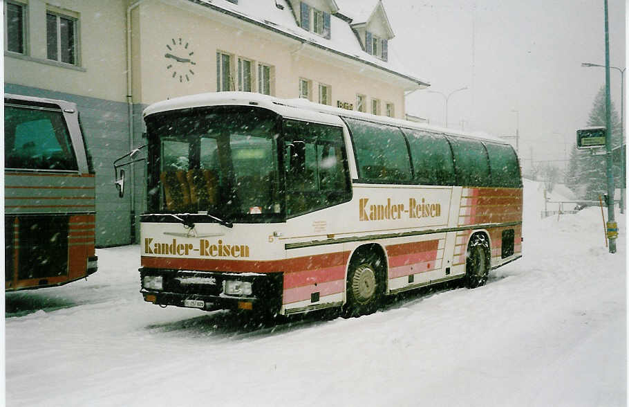 (038'118) - Kander-Reisen, Frutigen - Nr. 5/BE 257'805 - Neoplan am 28. Dezember 1999 beim Bahnhof Frutigen