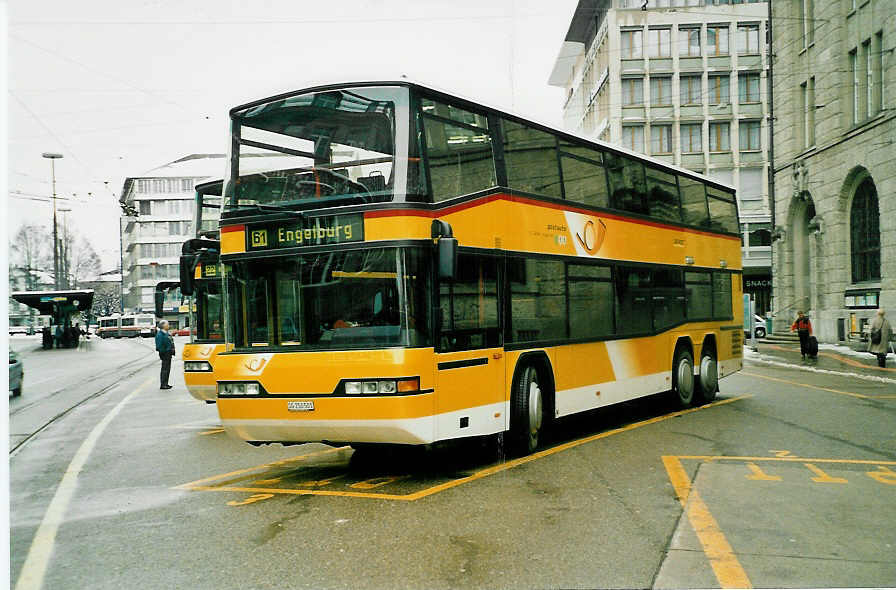 (038'612) - Casutt, Gossau - SG 250'501 - Neoplan am 1. Januar 2000 beim Bahnhof St. Gallen