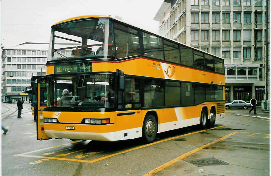 (038'627) - PTT-Regie - P 28'000 - Neoplan am 1. Januar 2000 beim Bahnhof St. Gallen