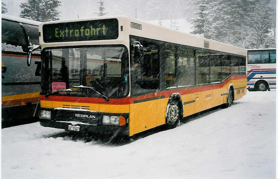 (039'113) - Engeloch, Riggisberg - Nr. 7/BE 27'667 - Neoplan (ex Nr. 8; P 29'992) am 19. Februar 2000 in Adelboden, Unter dem Birg